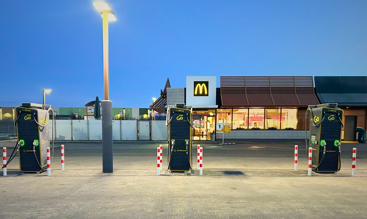 Der EWE Go-Standort am McDonald’s in Neu Wulmstorf bei Hamburg markiert den 2.000sten Schnellladepunkt des Unternehmens