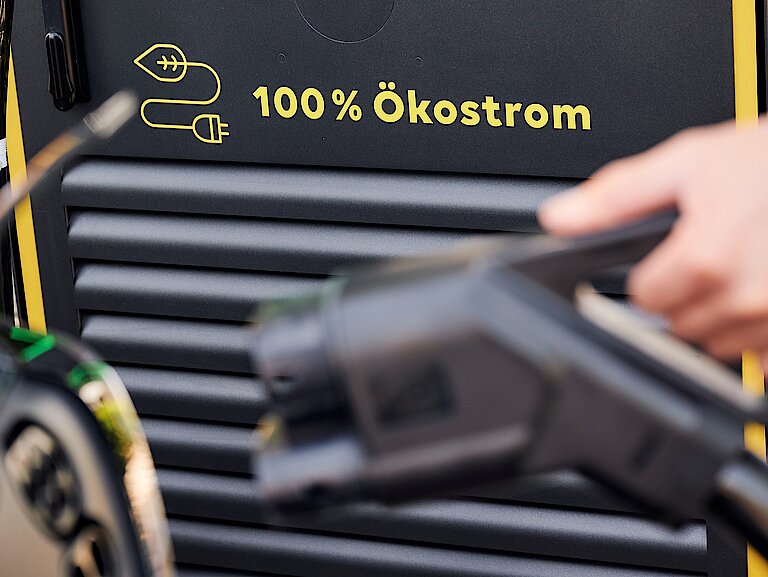 test title EWE Go Ladesäule mit Aufschrift 100 % Ökostrom.