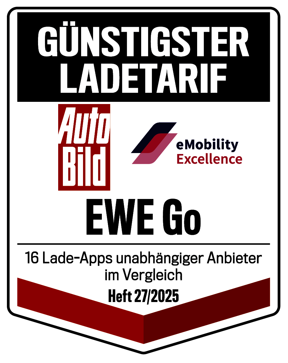 Siegeldarstellung mit der Aufschrift „Günstigster Ladetarif“ sowie den Logos von „Auto Bild“ und „eMobility Excellence“. Darunter steht „EWE Go“. Am unteren Rand befindet sich der Hinweis: „16 Lade-Apps unabhängiger Anbieter im Vergleich Heft 27/2025“.
