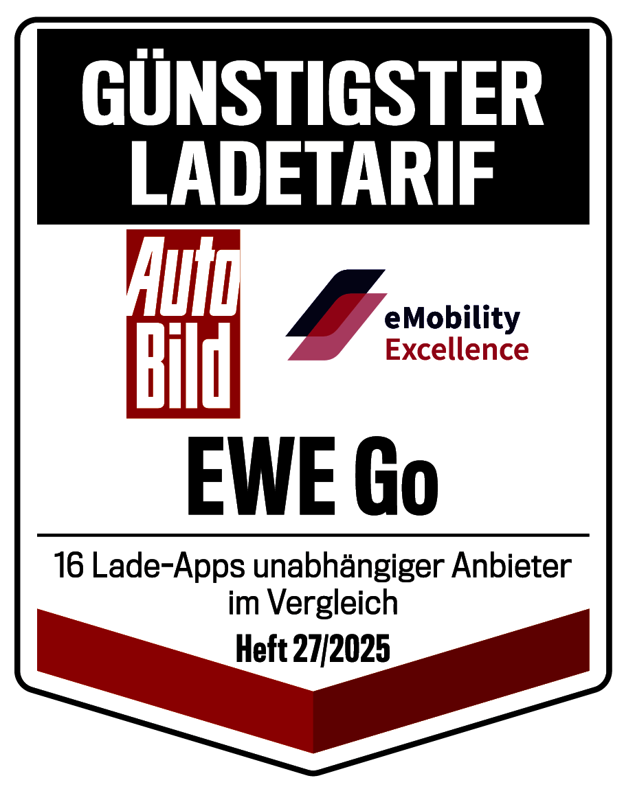 Siegeldarstellung mit der Aufschrift „Günstigster Ladetarif“ sowie den Logos von „Auto Bild“ und „eMobility Excellence“. Darunter steht „EWE Go“. Am unteren Rand befindet sich der Hinweis: „16 Lade-Apps unabhängiger Anbieter im Vergleich Heft 27/2025“.
