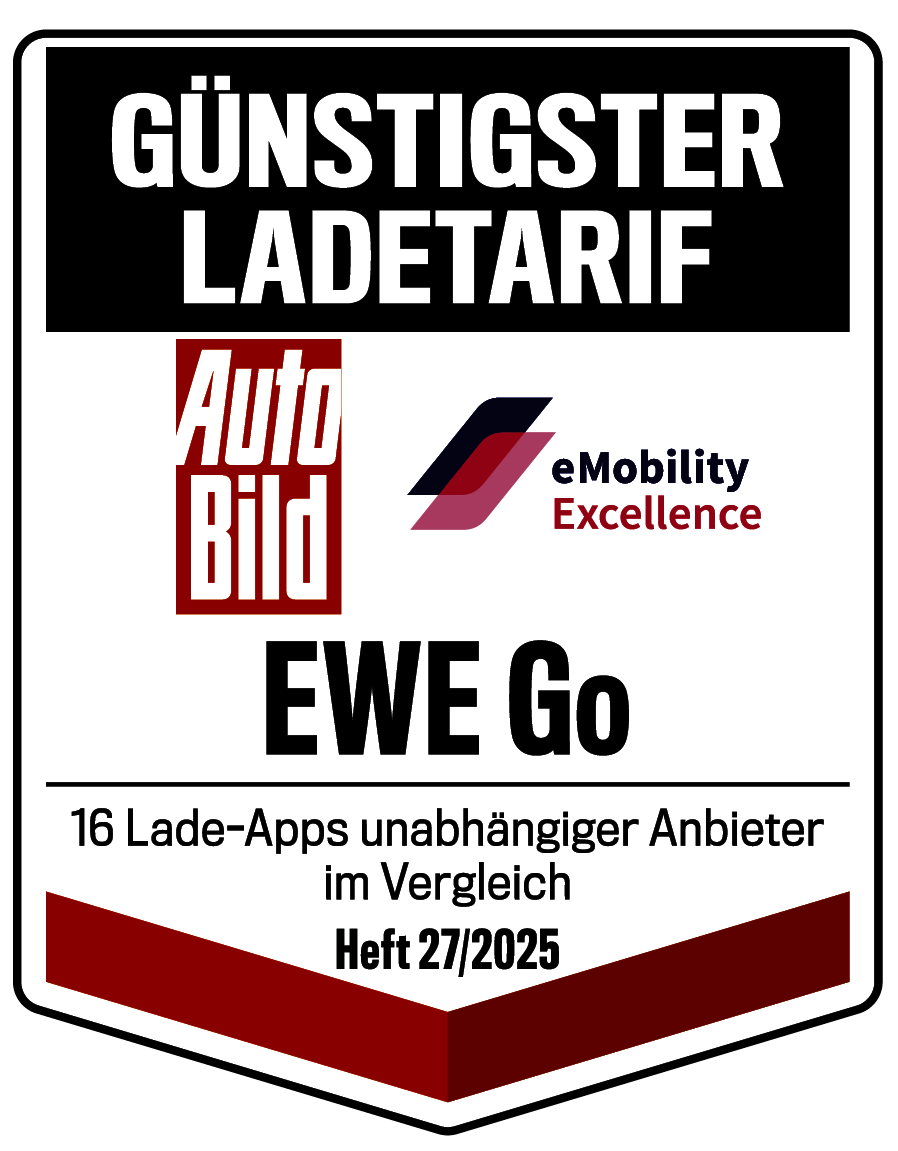 Siegeldarstellung mit der Aufschrift „Günstigster Ladetarif“ sowie den Logos von „Auto Bild“ und „eMobility Excellence“. Darunter steht „EWE Go“. Am unteren Rand befindet sich der Hinweis: „16 Lade-Apps unabhängiger Anbieter im Vergleich Heft 27/2025“.