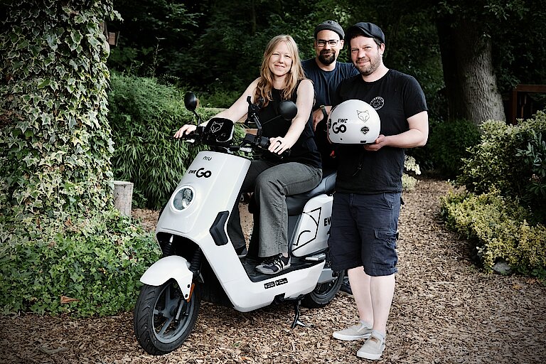Spendenroller EWE Go und Tierheim Oldenburg EWE Go, Business Development Manager / MaaS und E-Sharing: Jan-Christoph Bädeker Geschäftsführung Tierheim Oldenburg: Dominic Köppen Buchhaltung Tierheim Oldenburg: Vanessa Stehen