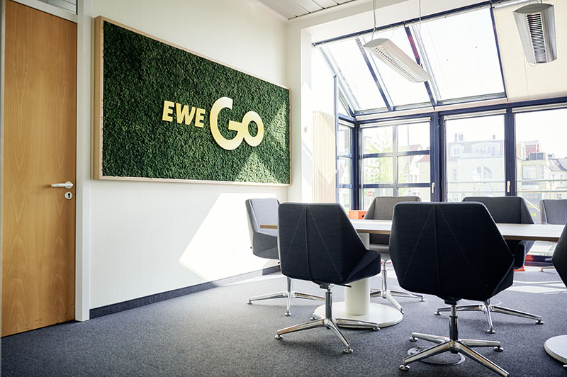 Besprechungsraum bei EWE Go mit Mooswand