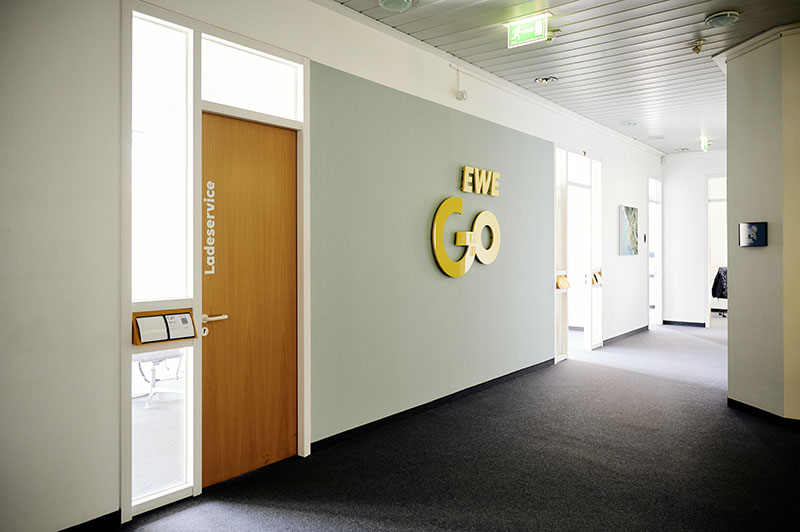 Büroflur mit EWE Go Schriftzug