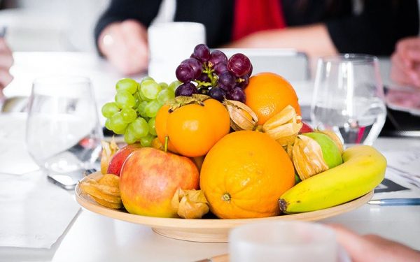 Schale mit verschiedenen Obstsorten auf einem Tisch