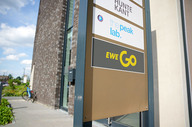 Schild am EWE Go-Büro