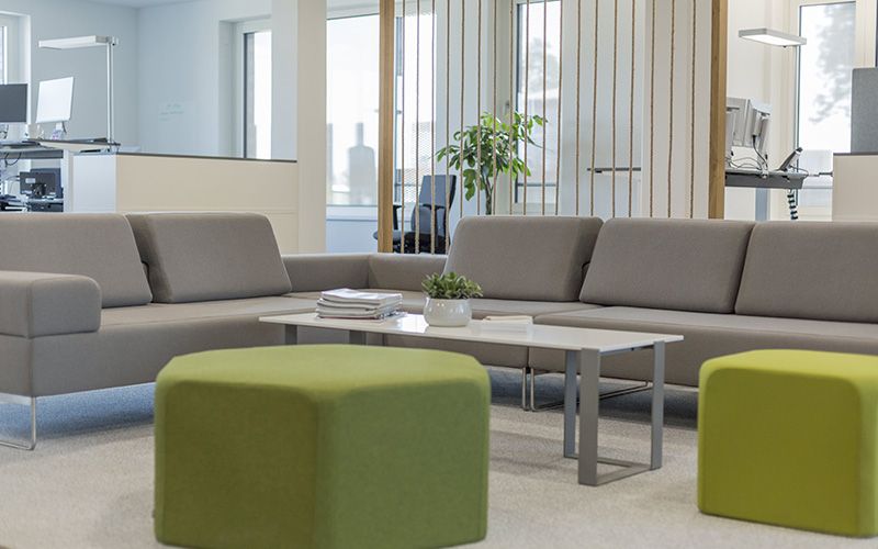 Sofaecke mit Tisch im Büro von EWE Go