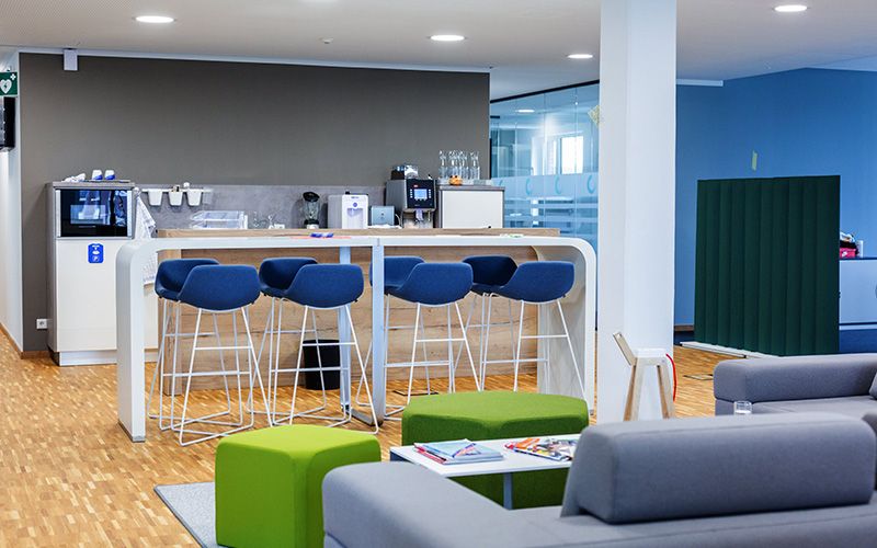 Teeküche und Sofaecke in den Büroräumen von EWE Go