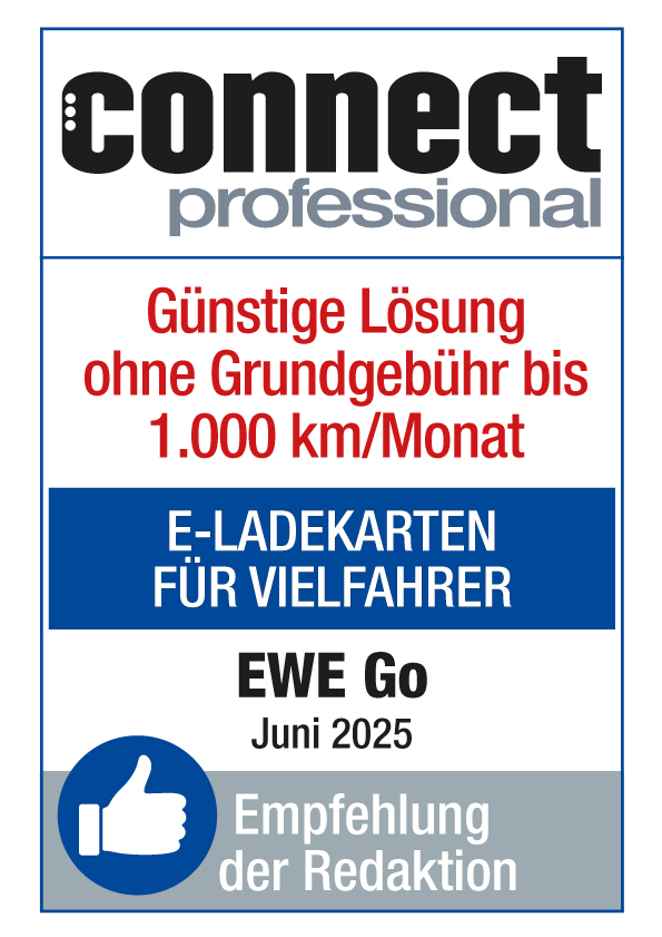 Auszeichnungslogo von „connect professional“ mit der Empfehlung der Redaktion. Enthält den Text: „Günstige Lösung ohne Grundgebühr bis 1.000 km/Monat“, „E-LADEKARTEN FÜR VIELFAHRER“, „EWE Go Juni 2025“ sowie ein Daumen-hoch-Symbol.